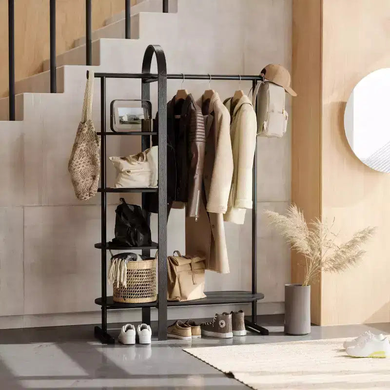 Porte-vêtements Umbra Bellwood noir : cadre en eucalyptus, tringle et étagère fixes, hauteur de 167 cm, capacité de 55 kg, outils de montage inclus