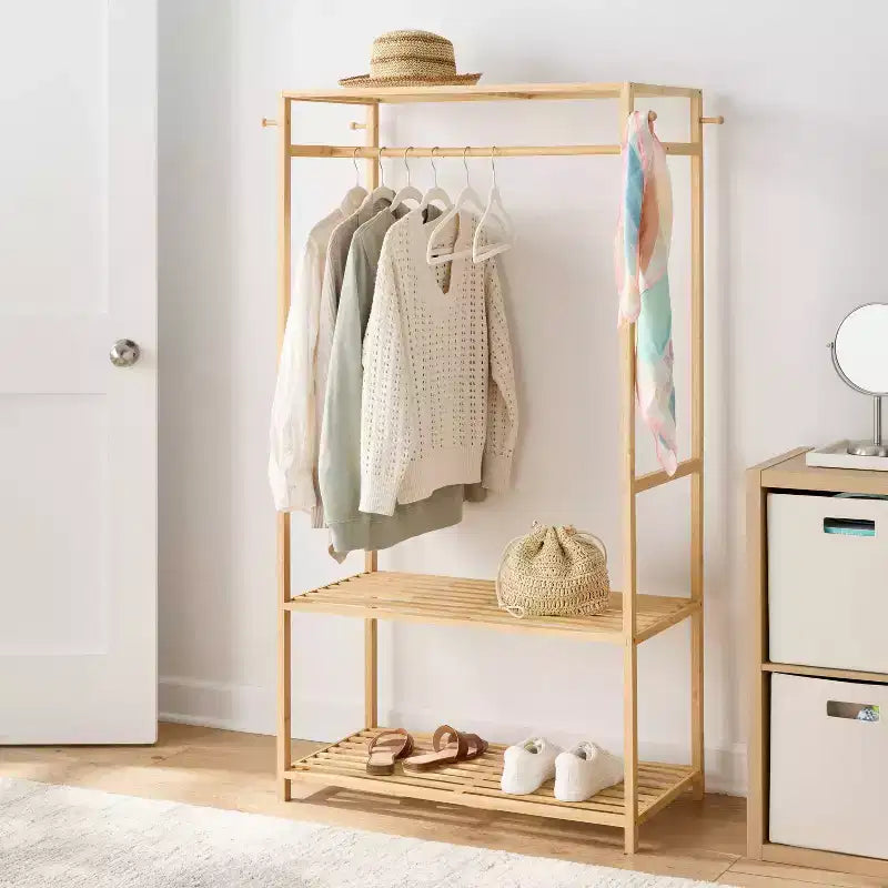 Portant à vêtements en bambou avec étagères - Brightroom™