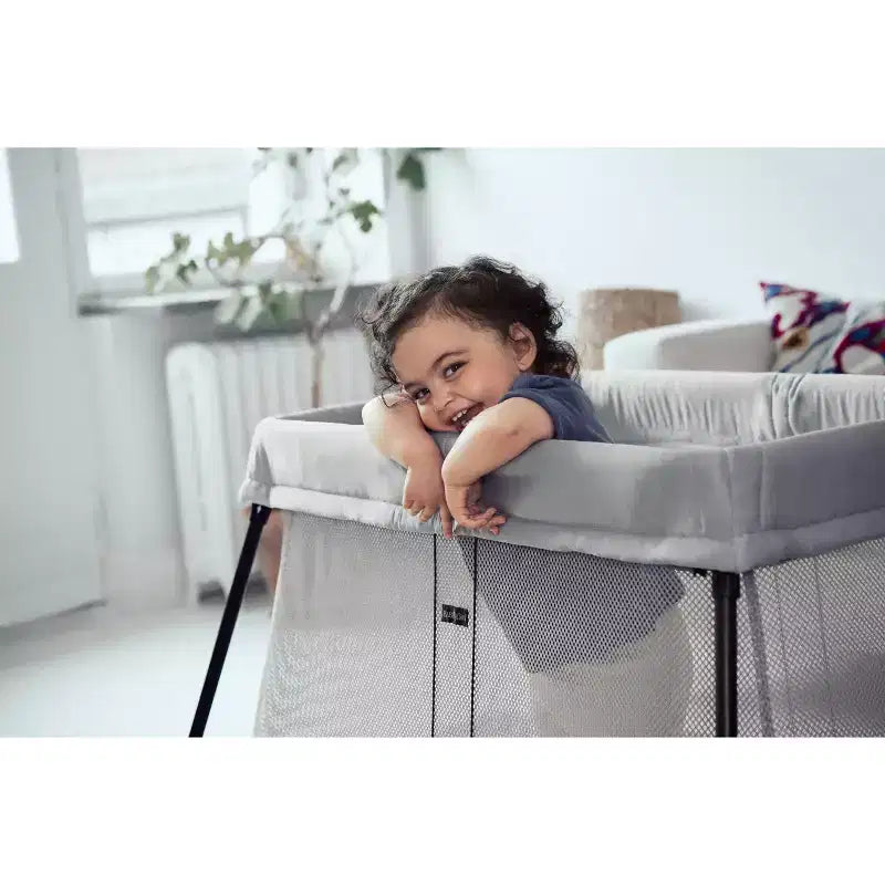 BABYBJÖRN Lit de voyage Light - Argent clair : Sac de transport, cadre en acier, se plie pour un transport facile