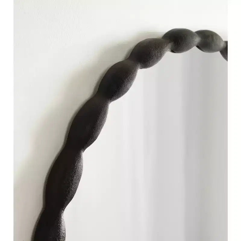 Kate & Laurel All Things Decor Miroir rond moderne festonné 66 cm Perlina Noir : Matériel de montage inclus, aucun assemblage requis