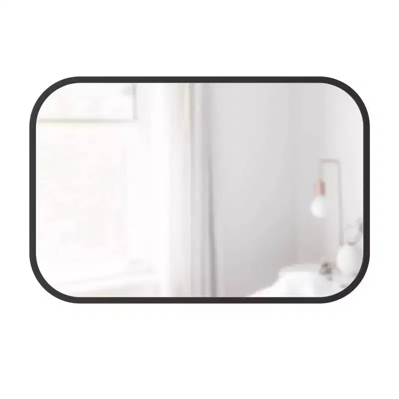 Miroir mural rectangulaire de 24 po x 36 po avec moyeu noir - Umbra : design moderne, aucun assemblage, montage mural