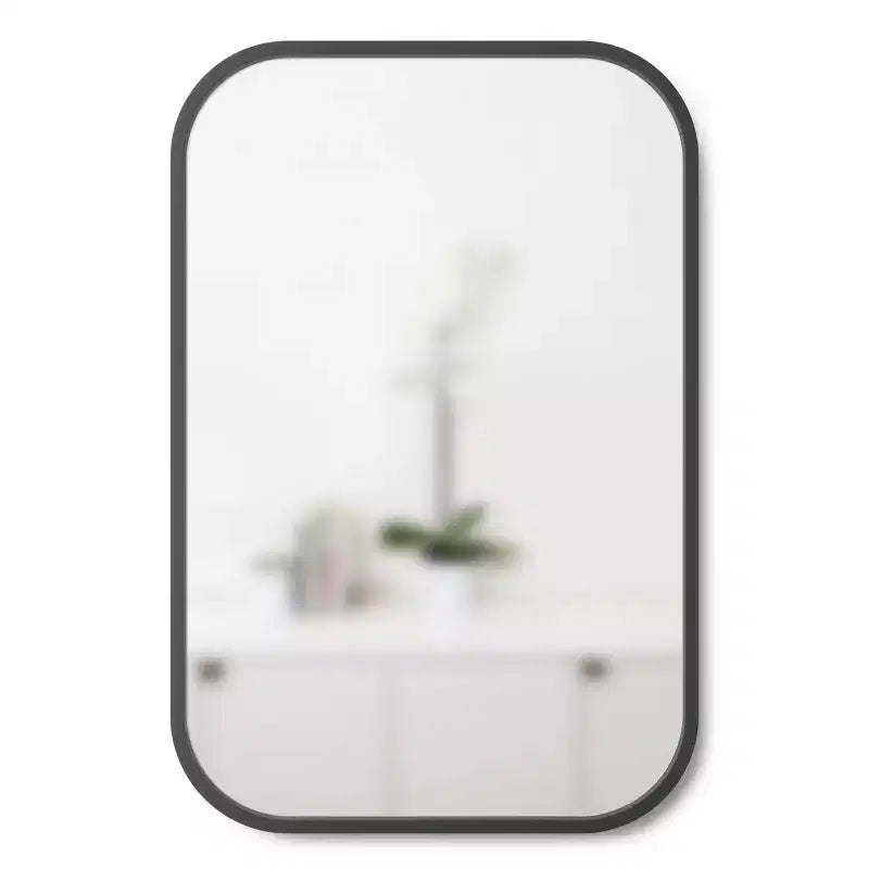 Miroir mural rectangulaire de 24 po x 36 po avec moyeu noir - Umbra : design moderne, aucun assemblage, montage mural