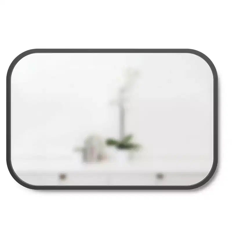 Miroir mural rectangulaire de 24 po x 36 po avec moyeu noir - Umbra : design moderne, aucun assemblage, montage mural