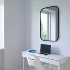 Miroir mural rectangulaire de 24 po x 36 po avec moyeu noir - Umbra : design moderne, aucun assemblage, montage mural