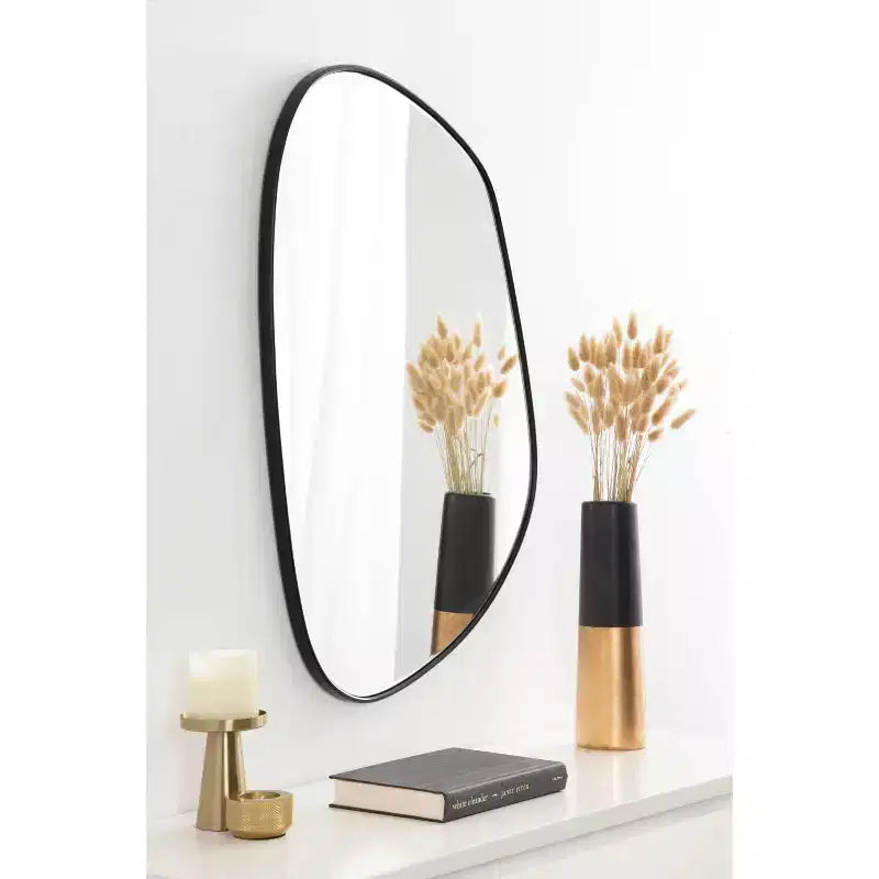 Miroir mural décoratif Ponder 22"x30" noir - Kate & Laurel All Things Decor : Asymétrique, bord biseauté, fixation murale