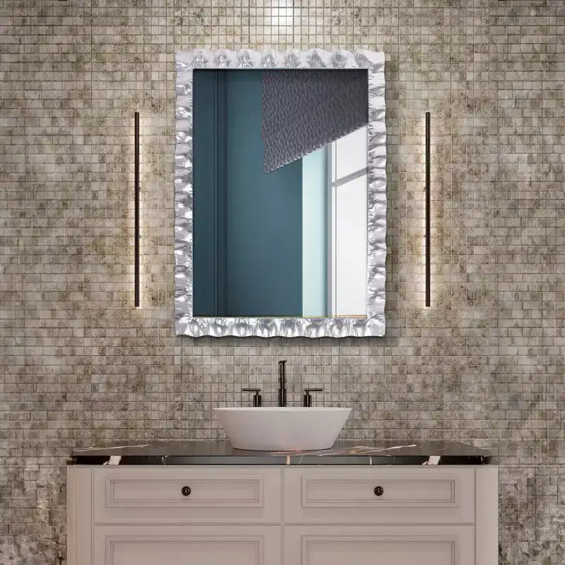 Miroir de vanité rectangulaire en métal à volants Howard Elliott 40"x29.5" La Bailadora, Argent brillant