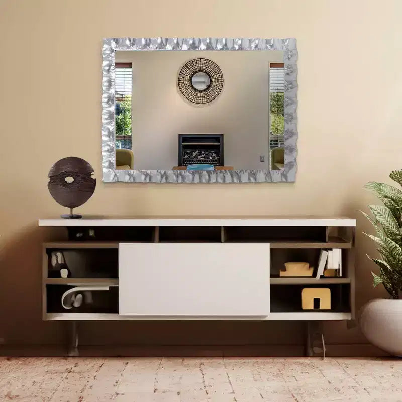 Miroir de vanité rectangulaire en métal à volants Howard Elliott 40"x29.5" La Bailadora, Argent brillant