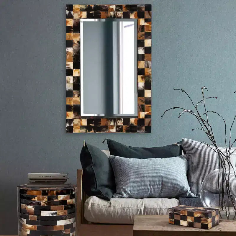 Miroir mural biseauté rectangulaire Howard Elliott Elias 24" avec cadre en corne carrelée blanc et tan