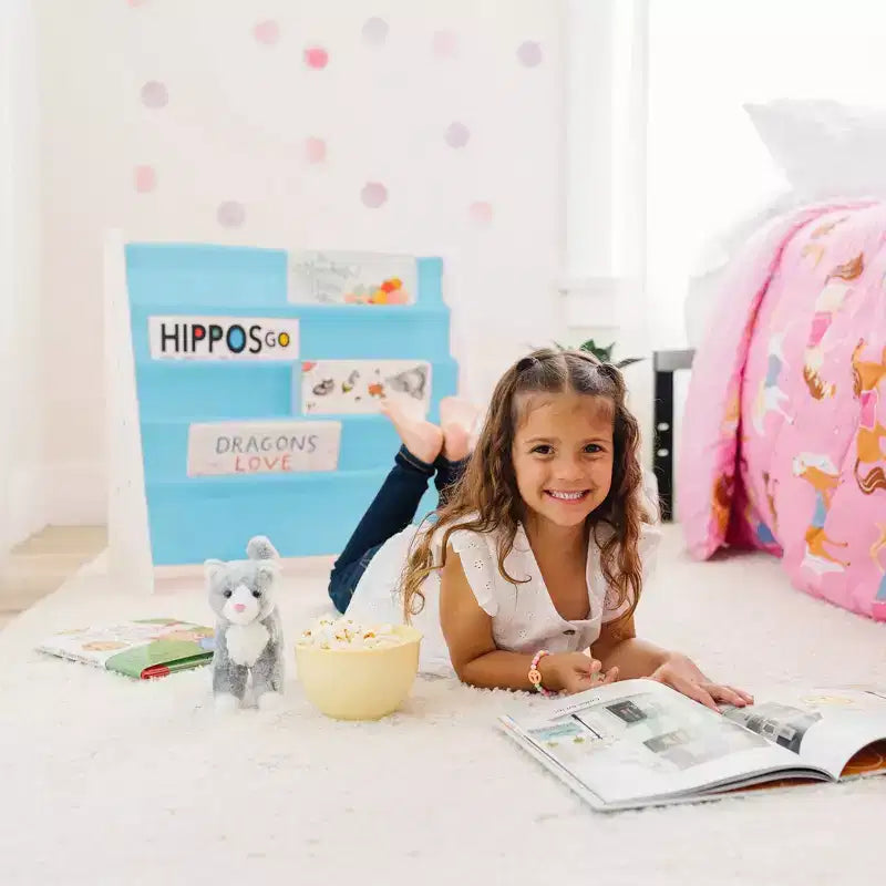 Étagère à livres pour enfants WildKin Premium Sling, blanc/aqua : bibliothèque fantaisie à 4 niveaux en MDF pour rangement d'enfants, 3 ans et plus