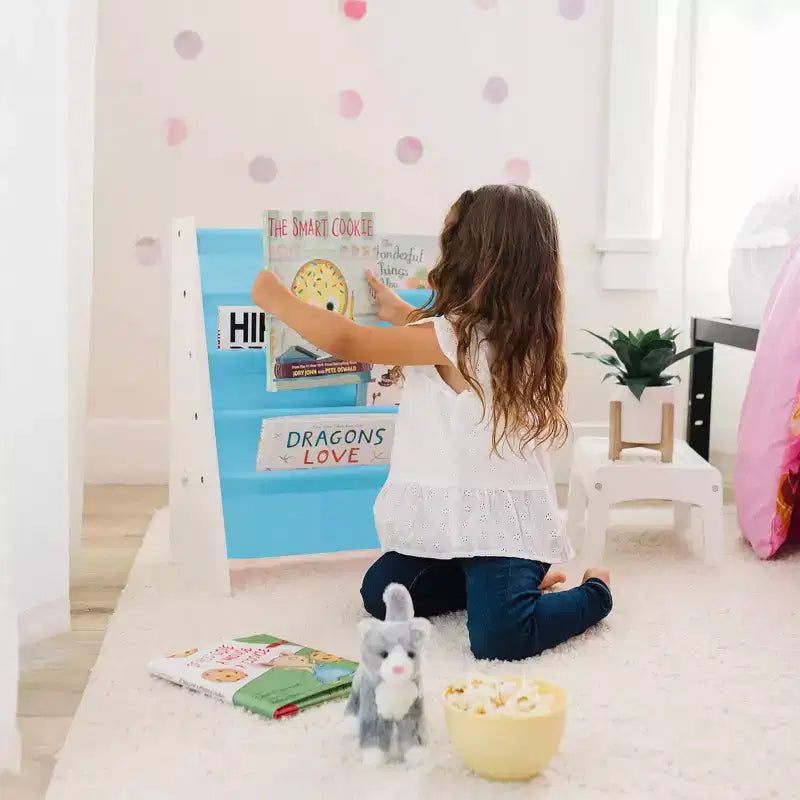 Étagère à livres pour enfants WildKin Premium Sling, blanc/aqua : bibliothèque fantaisie à 4 niveaux en MDF pour rangement d'enfants, 3 ans et plus