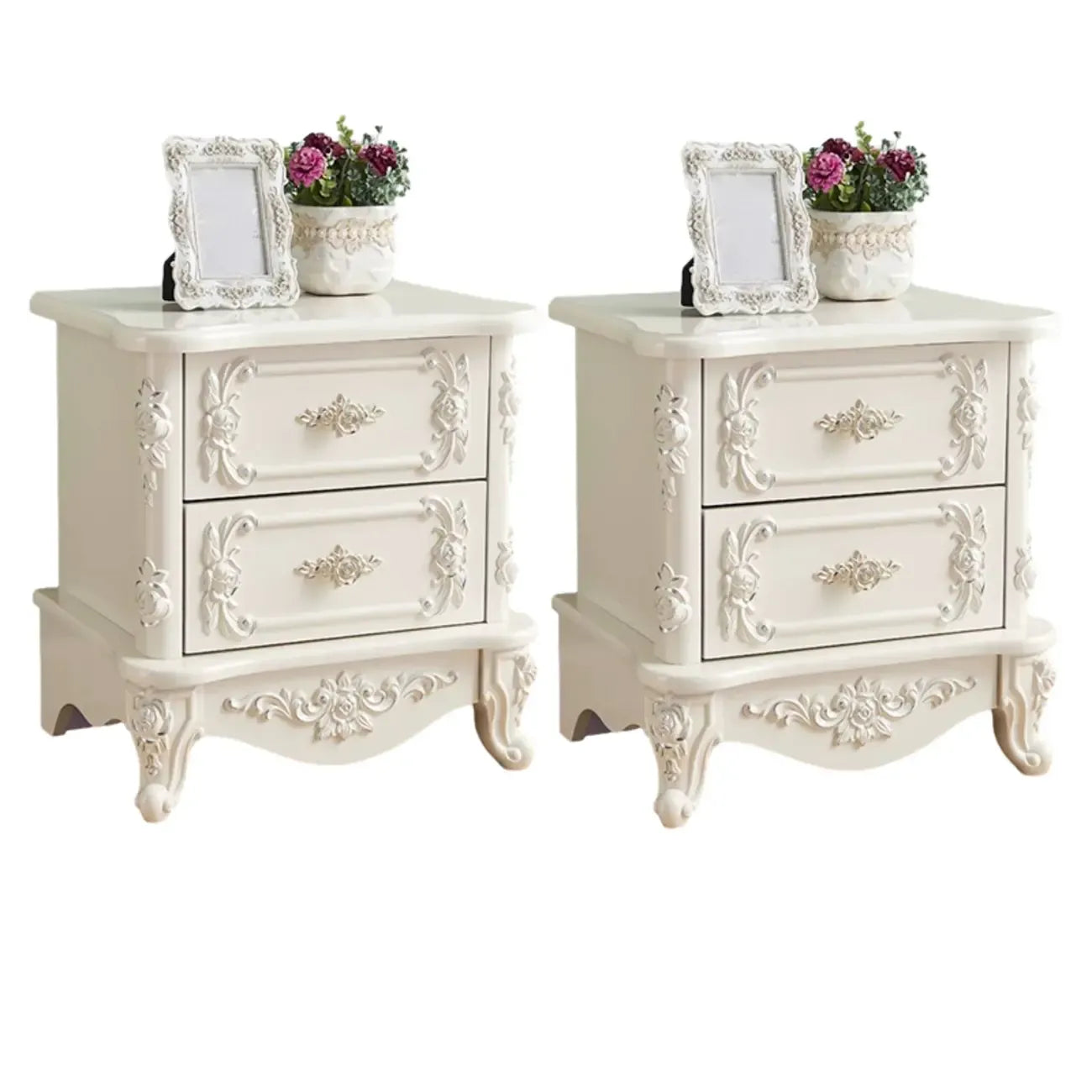 Table de chevet traditionnelle en bois blanc sculpté à 3 tiroirs