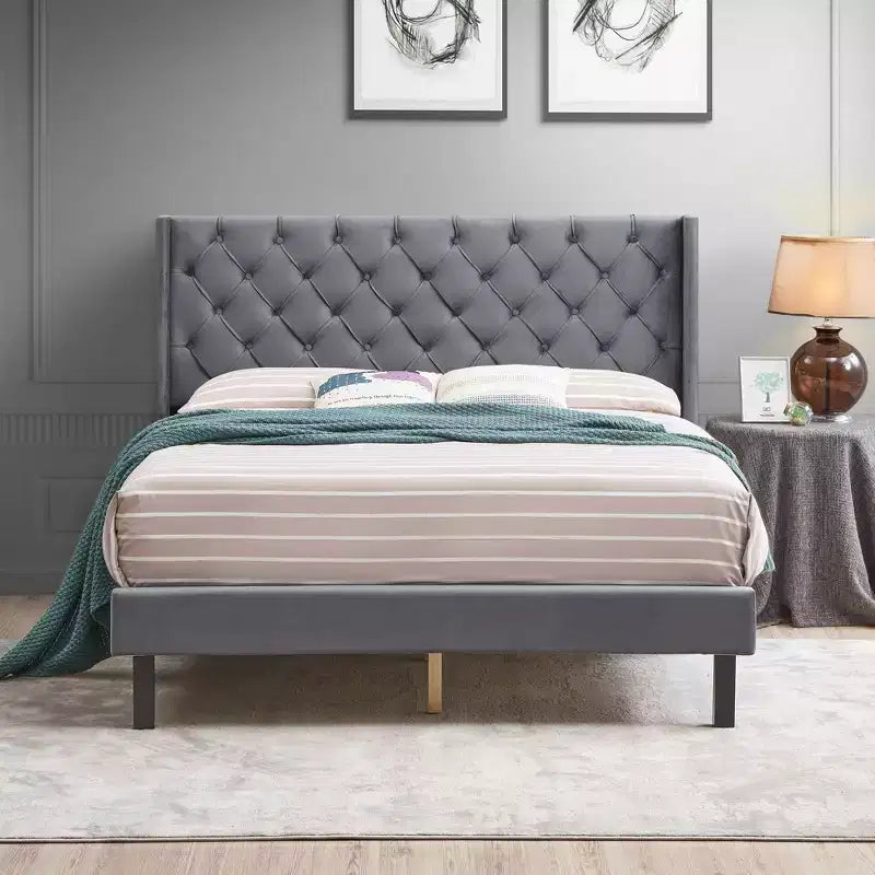Lit double Okak avec tête de lit, plateforme capitonnée en velours avec motif d'ailes et support à lattes en bois, gris
