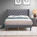Lit double Okak avec tête de lit, plateforme capitonnée en velours avec motif d'ailes et support à lattes en bois, gris