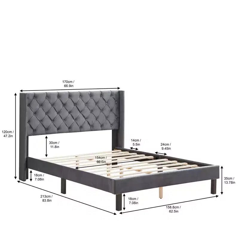 Lit double Okak avec tête de lit, plateforme capitonnée en velours avec motif d'ailes et support à lattes en bois, gris
