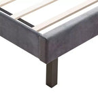 Lit double Okak avec tête de lit, plateforme capitonnée en velours avec motif d'ailes et support à lattes en bois, gris