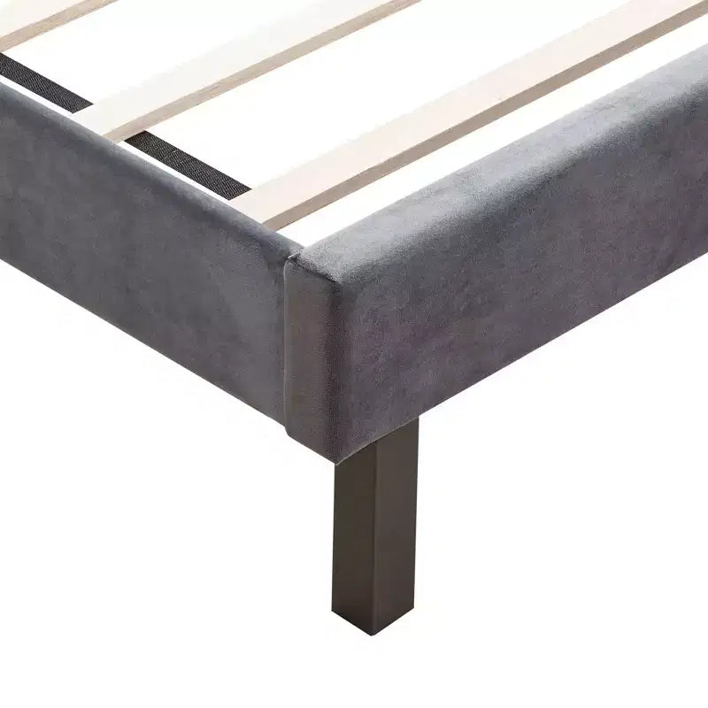 Lit double Okak avec tête de lit, plateforme capitonnée en velours avec motif d'ailes et support à lattes en bois, gris