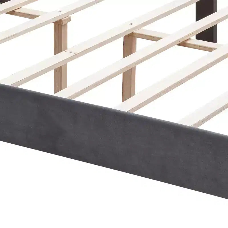 Lit double Okak avec tête de lit, plateforme capitonnée en velours avec motif d'ailes et support à lattes en bois, gris