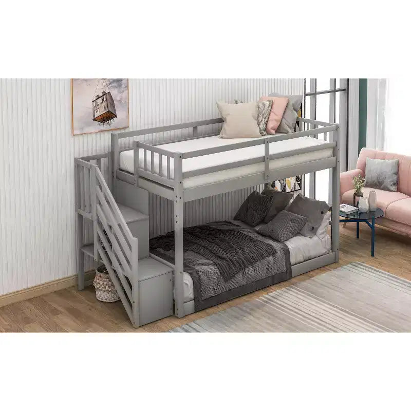 Lit superposé Okak Twin sur Twin en bois massif, lit superposé bas avec échelle de rangement et barrière de sécurité pour enfants et adolescents, facile à monter