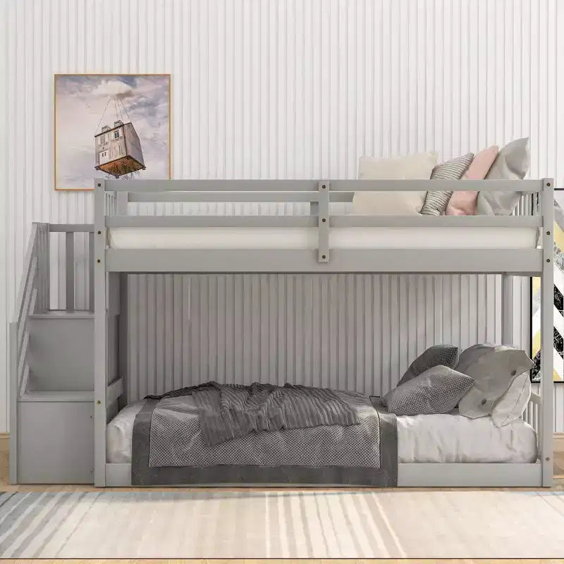 Lit superposé Okak Twin sur Twin en bois massif, lit superposé bas avec échelle de rangement et barrière de sécurité pour enfants et adolescents, facile à monter