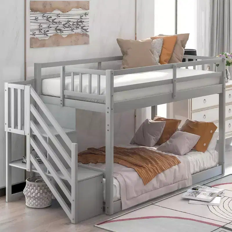 Lit superposé Okak Twin sur Twin en bois massif, lit superposé bas avec échelle de rangement et barrière de sécurité pour enfants et adolescents, facile à monter