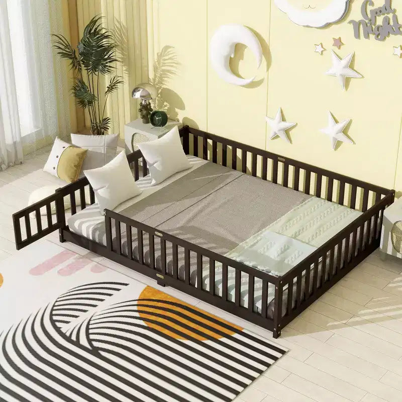Lit de sol MAYEERTY Queen avec clôture, porte, barrières de lit en bois d'hévéa marron