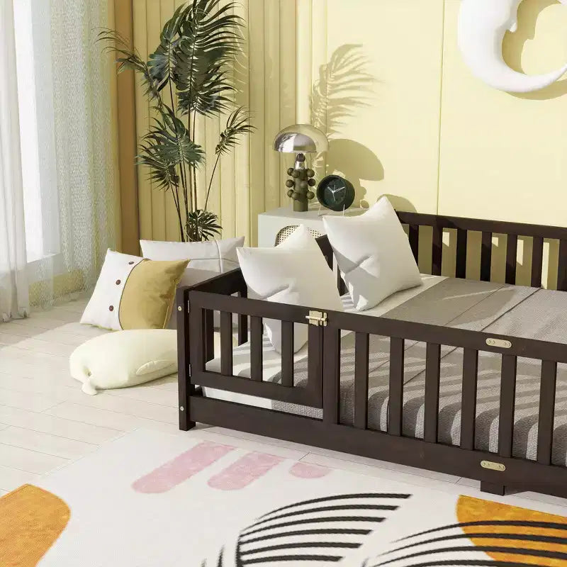 Lit de sol MAYEERTY Queen avec clôture, porte, barrières de lit en bois d'hévéa marron