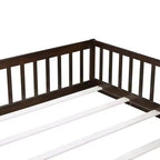 Lit de sol MAYEERTY Queen avec clôture, porte, barrières de lit en bois d'hévéa marron