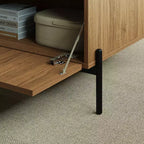 Tree city - Table basse moderne 47" en bois de santal doré avec porte à lattes et étagère ouverte