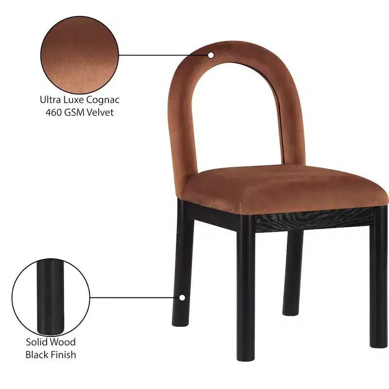 Meridian Furniture, Chaise de salle à manger en velours Conrad