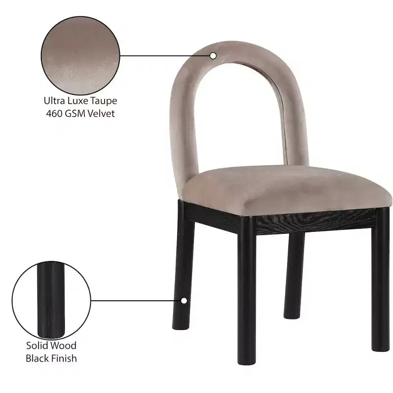 Meridian Furniture, Chaise de salle à manger en velours Conrad