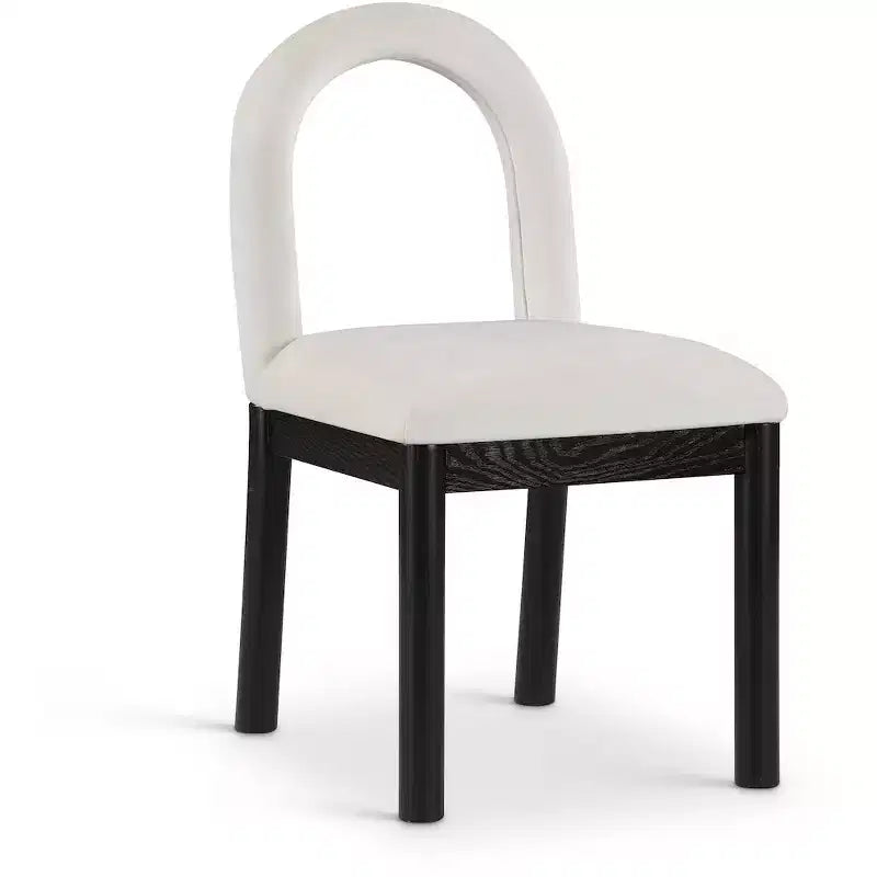 Meridian Furniture, Chaise de salle à manger en velours Conrad