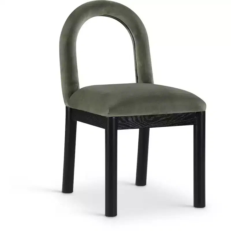 Meridian Furniture, Chaise de salle à manger en velours Conrad