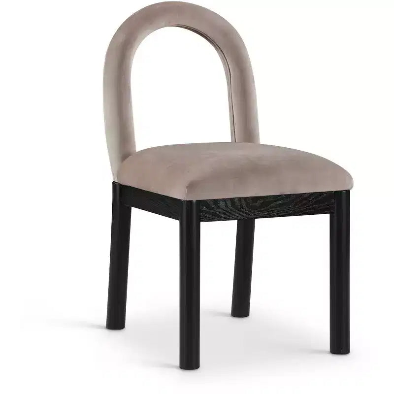 Meridian Furniture, Chaise de salle à manger en velours Conrad