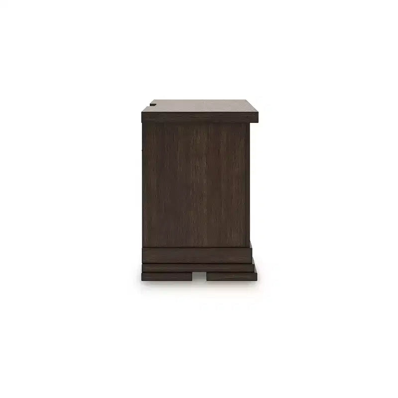 Table de chevet à 3 tiroirs Taffenbrook de Signature Design by Ashley avec ports de chargement USB et prises électriques - Marron moyen