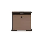 Table de chevet à 3 tiroirs Taffenbrook de Signature Design by Ashley avec ports de chargement USB et prises électriques - Marron moyen