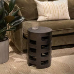 Tabouret rond en bois de mindi Storied Home avec surface texturée, noir