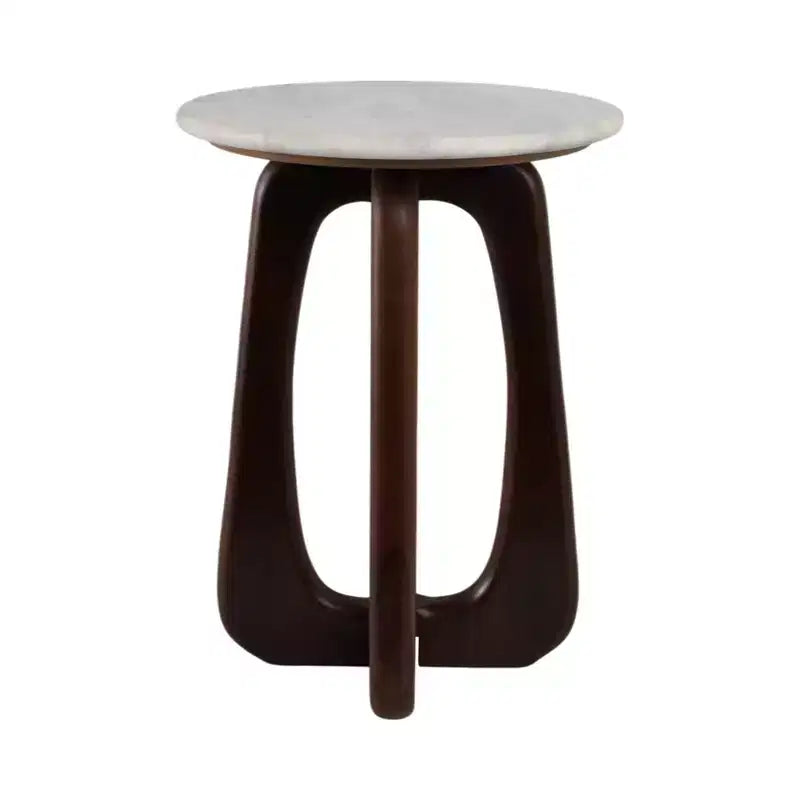 Table d'appoint moderne en bois, marbre et fer, avec base sculpturale ajourée et design géométrique contemporain pour un style raffiné dans les intérieurs.