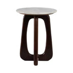 Table d'appoint moderne en bois, marbre et fer, avec base sculpturale ajourée et design géométrique contemporain pour un style raffiné dans les intérieurs.