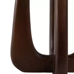 Table d'appoint moderne en bois, marbre et fer, avec base sculpturale ajourée et design géométrique contemporain pour un style raffiné dans les intérieurs.