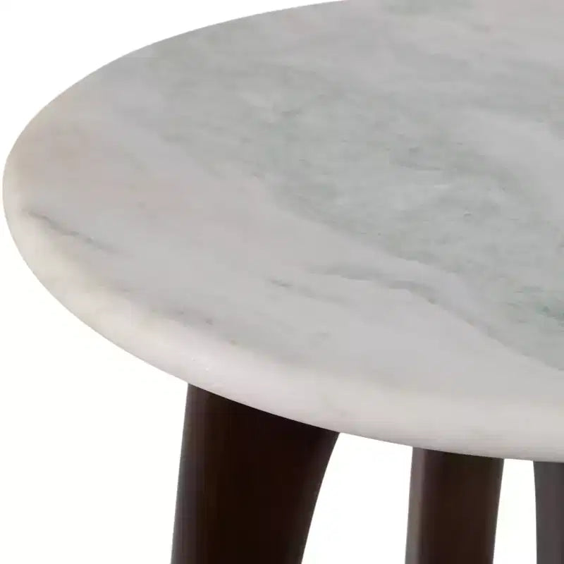 Table d'appoint moderne en bois, marbre et fer, avec base sculpturale ajourée et design géométrique contemporain pour un style raffiné dans les intérieurs.
