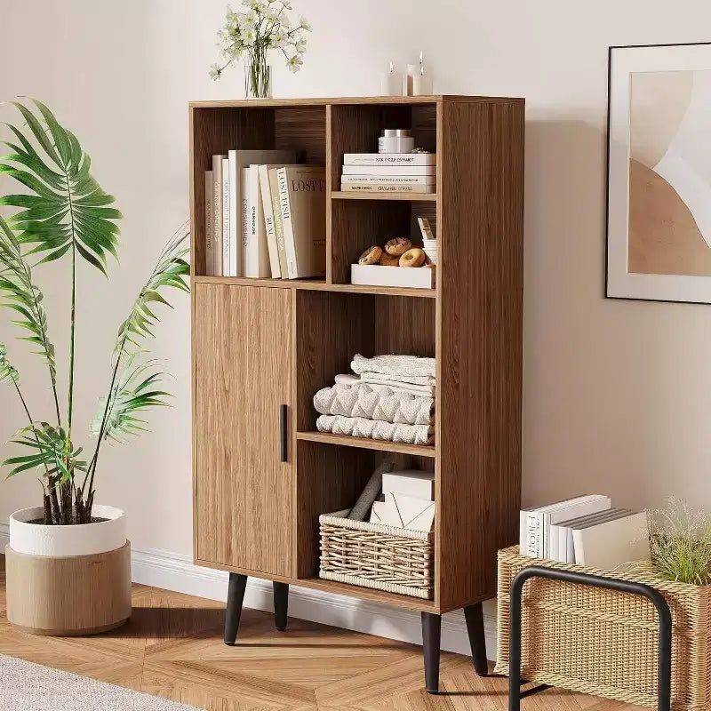 Petite bibliothèque à 4 niveaux de style Mid-Century avec pieds, étagère basse en bois autoportante avec porte, organisateur de rangement cube multifonctionnel en noyer