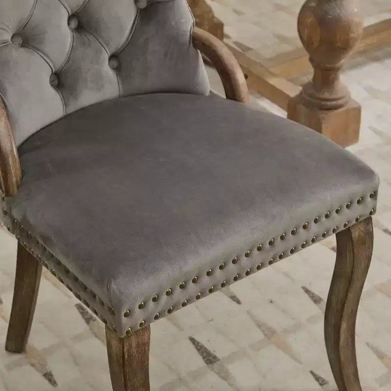 Lot de 2 chaises de salle à manger Zeus & Ruta en velours vintage avec bordure touffetée faite à la main, poignées en bois massif et clous décoratifs en cuivre