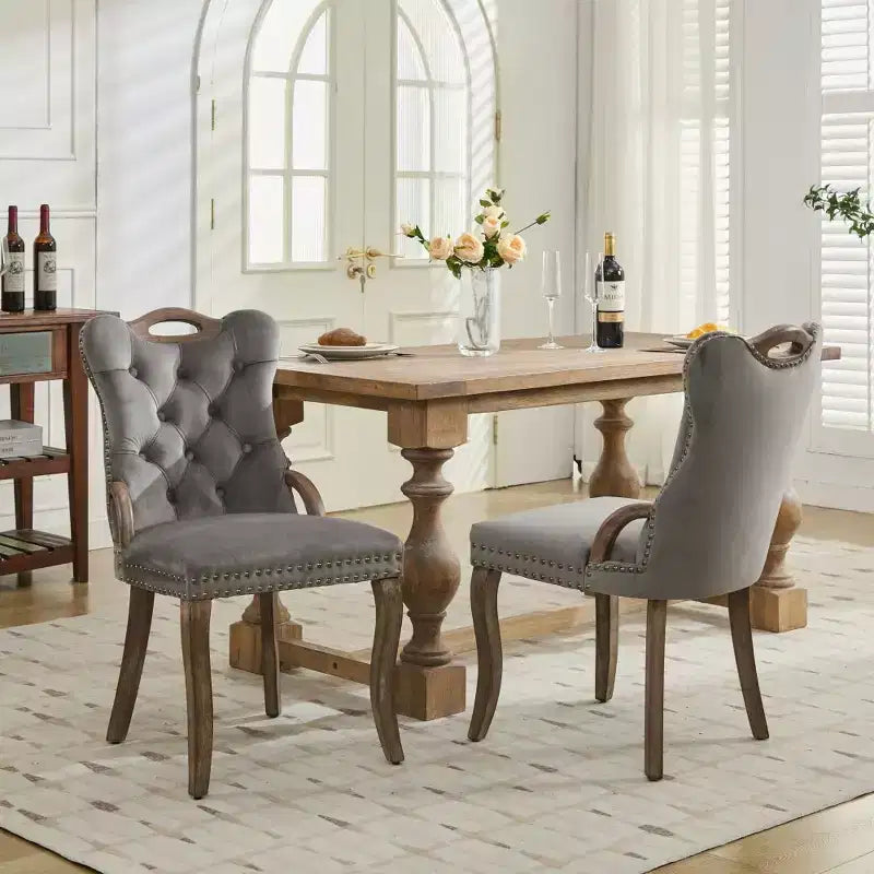 Lot de 2 chaises de salle à manger Zeus & Ruta en velours vintage avec bordure touffetée faite à la main, poignées en bois massif et clous décoratifs en cuivre