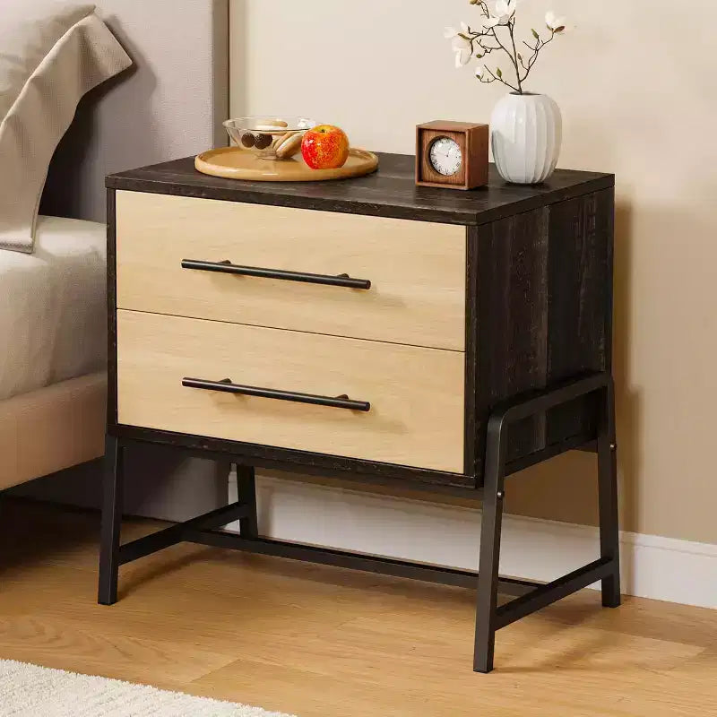 Table de chevet moderne du milieu du siècle avec forme unique, poignées de tiroir allongées, 2 tiroirs et pieds en métal, table d'appoint en bois clair pour chambre ou salon