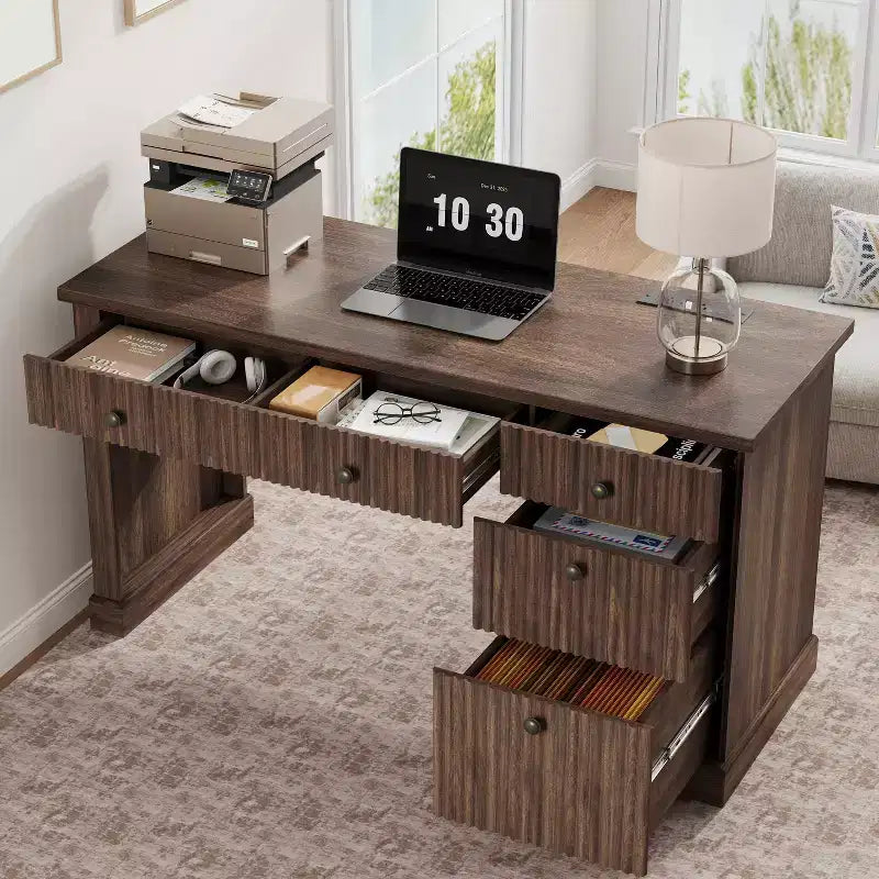 Garvee Fluted Home Office Desk Storage, Bureau de direction moderne 54 pouces avec station de charge, Bureau d'ordinateur en bois avec tiroirs classeurs pour l'étude
