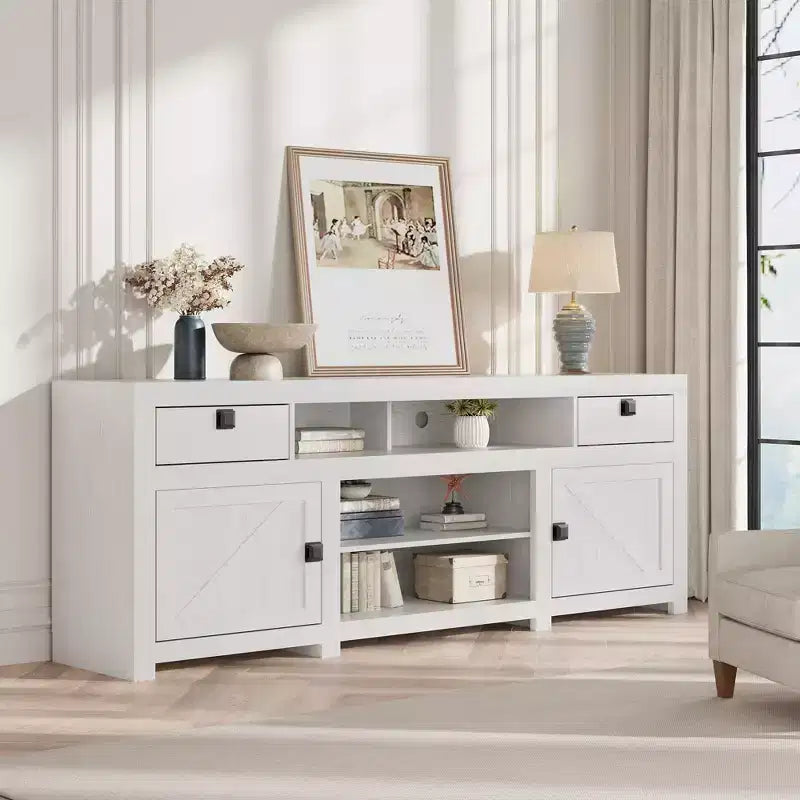 Meuble TV de ferme pour téléviseurs de 75/80 pouces, meuble de divertissement long de 70 pouces avec 4 tiroirs de rangement et 3 étagères ouvertes, consoles TV blanches