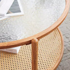 Table basse avec plateau rond en verre à double ondulation et rotin PE assorti à une structure en fer à transfert thermique effet bois