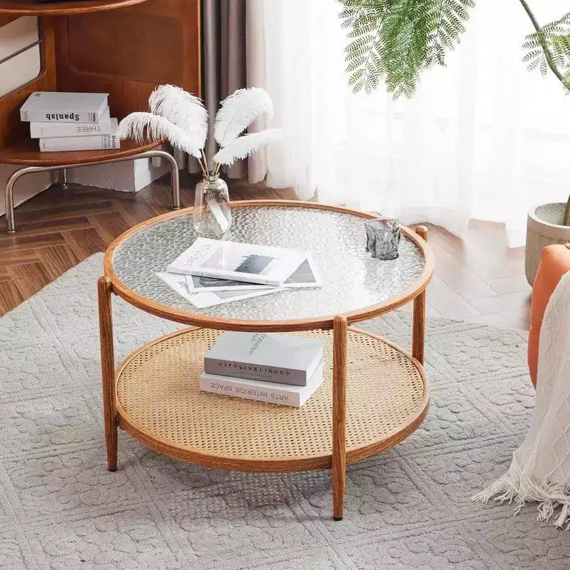 Table basse avec plateau rond en verre à double ondulation et rotin PE assorti à une structure en fer à transfert thermique effet bois