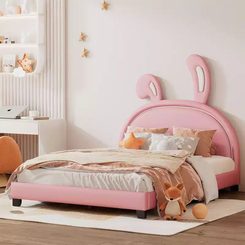 Lit plateforme rembourré en cuir pleine grandeur avec tête de lit à oreilles et ornement de lapin pour enfants, rose