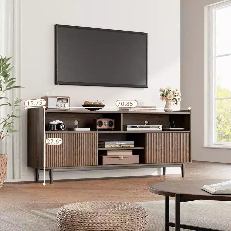 Meuble TV cannelé pour 75 pouces, meuble de divertissement bohème avec portes coulissantes, meuble multimédia en bois avec étagères réglables